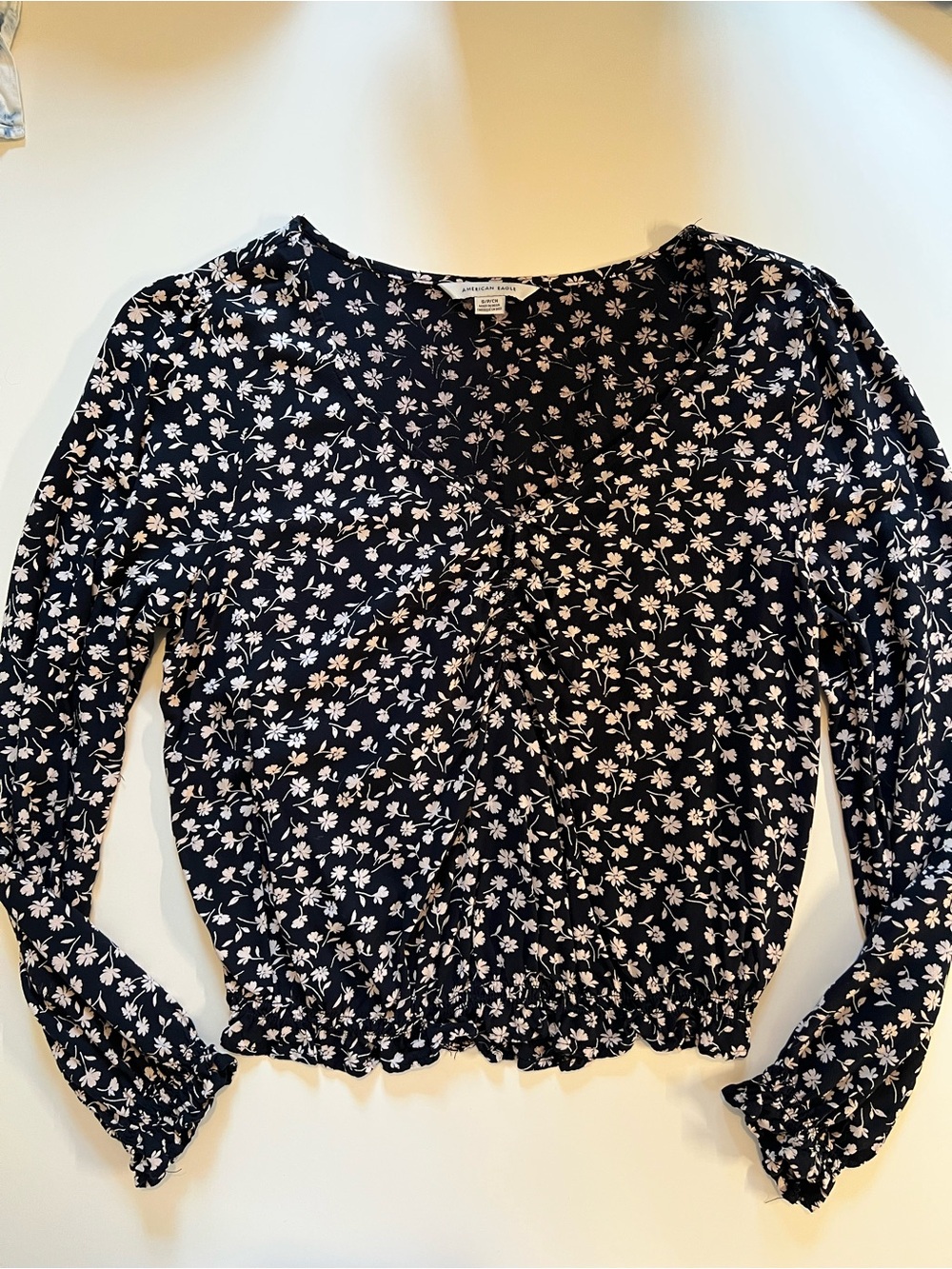 American Eagle Outfitters Navy Floral V‑Neck Long Sleeve Blouse